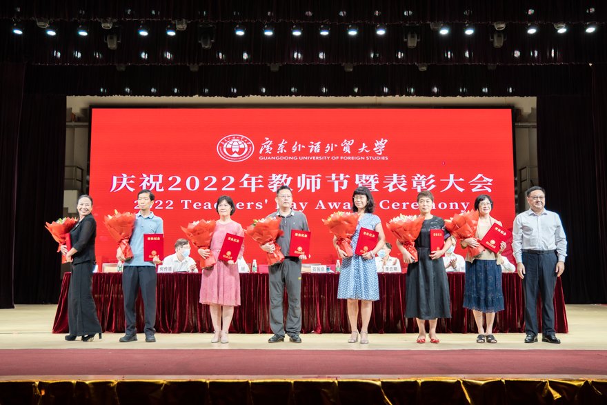 校领导为退休人员代表颁发凯发平台的荣誉证书.jpg 校领导为退休人员代表颁发凯发平台的荣誉证书.jpg