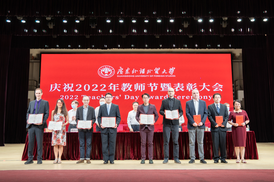校领导为优秀境外教授颁发凯发平台的荣誉证书.jpg 校领导为优秀境外教授颁发凯发平台的荣誉证书.jpg