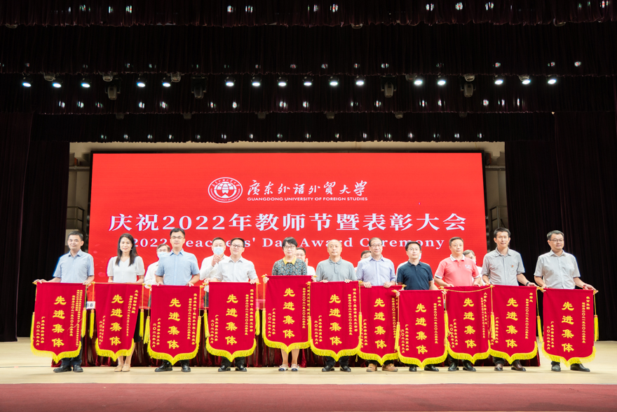 校领导为先进集体颁发锦旗2.jpg 校领导为先进集体颁发锦旗2.jpg